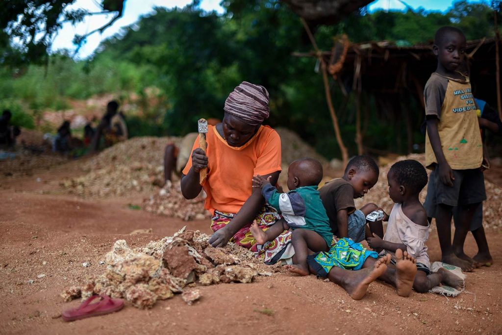mother_and_kids_hammer